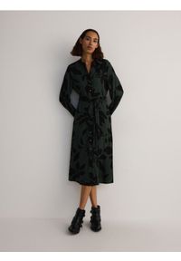 Reserved - Koszulowa sukienka midi z wiskozy - ciemnozielony. Kolor: zielony. Materiał: wiskoza. Typ sukienki: koszulowe. Długość: midi #1