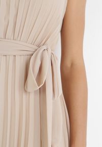 Born2be - Beżowa Plisowana Sukienka Maxi z Gumką w Pasie i Rozkloszowanym Dołem Tehe. Kolor: beżowy. Materiał: materiał, tkanina. Długość: maxi #5