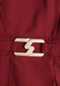 Renee - Bordowa Elegancka Sukienka o Kopertowym Kroju Zdobiona Aplikacją w Talii Zilendra. Kolor: czerwony. Wzór: aplikacja. Typ sukienki: kopertowe. Styl: elegancki #2