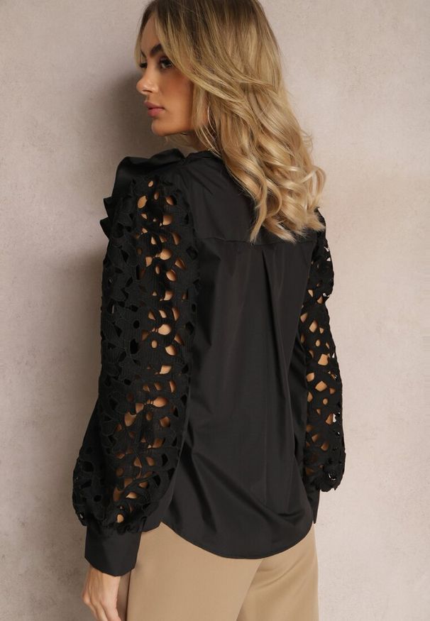 Renee - Czarna Koszula na Guziki z Ażurowymi Wstawkami i Falbanką Nalthea. Kolor: czarny. Wzór: ażurowy