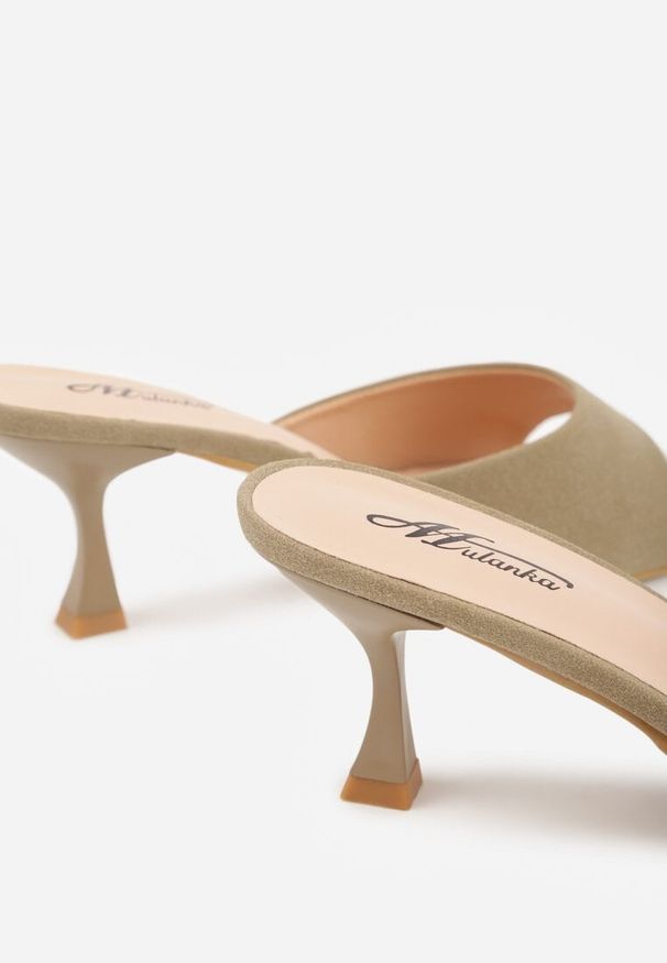 Renee - Ciemnobeżowe Klapki na Obcasie Kaczuszka z Odkrytym Noskiem Nadah. Okazja: na co dzień. Kolor: beżowy. Materiał: jeans. Sezon: lato. Obcas: na obcasie. Styl: elegancki, casual. Wysokość obcasa: średni