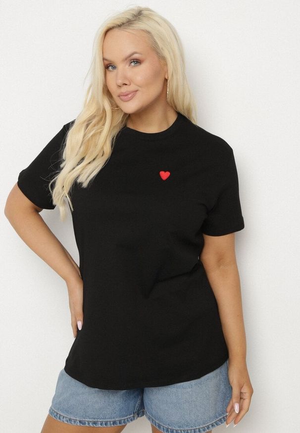 Born2be - Czarny Bawełniany T-shirt Ozdobiony Sercem Tolianee. Okazja: na co dzień. Kolor: czarny. Materiał: bawełna. Wzór: aplikacja. Styl: klasyczny, casual
