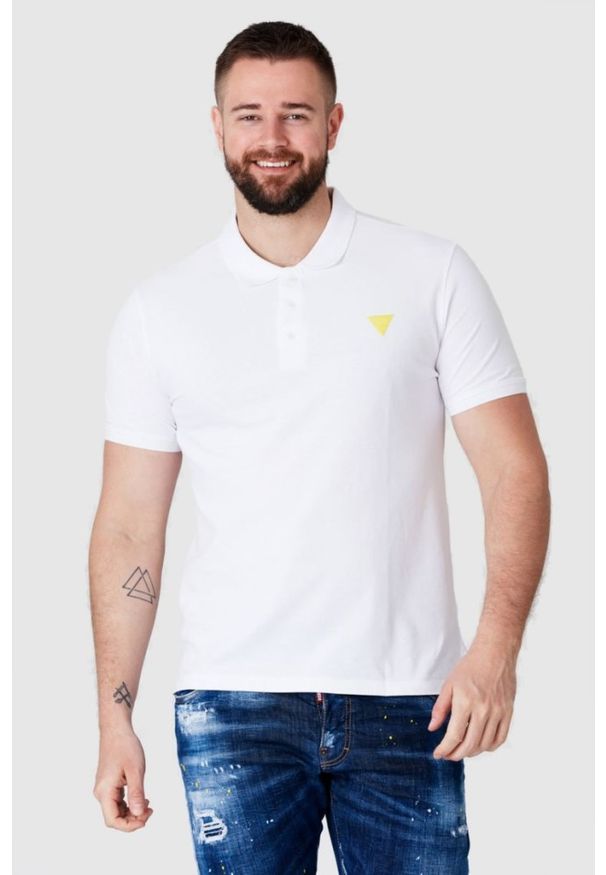 Guess - GUESS Biała koszulka polo z żółtym logo. Typ kołnierza: polo. Kolor: biały. Materiał: prążkowany. Długość rękawa: krótki rękaw. Wzór: aplikacja
