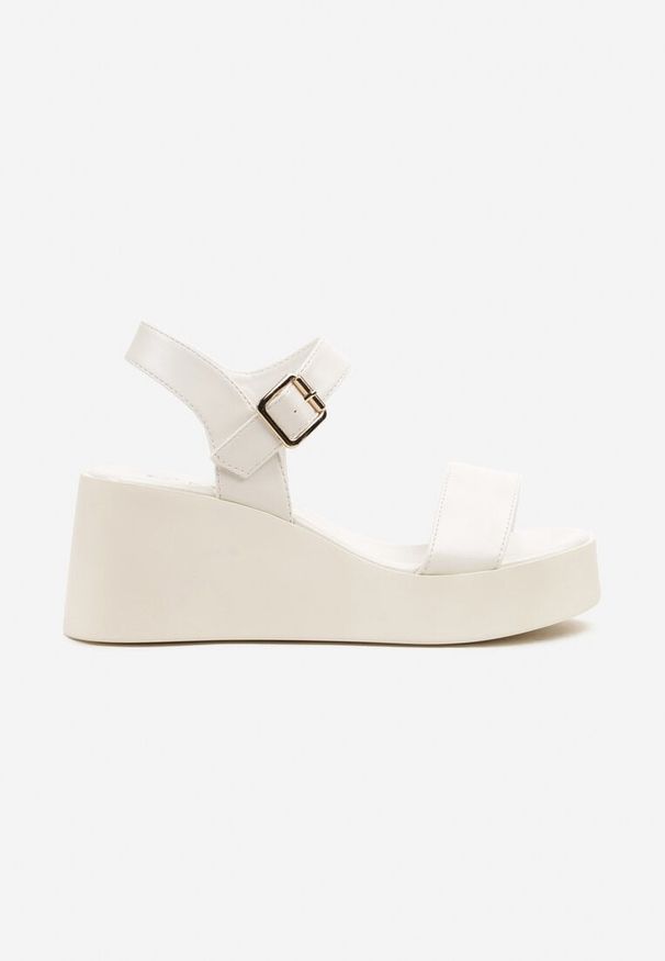 Renee - Białe Sandały na Koturnie w Eleganckim Stylu Zolvesa. Okazja: na co dzień. Zapięcie: klamry. Kolor: biały. Materiał: jeans. Obcas: na koturnie. Styl: elegancki