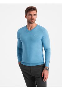 Ombre Clothing - Elegancki męski sweter BASIC V-neck z wiskozą – błękitny V21 - Rozmiar: L. Okazja: do pracy, na co dzień. Typ kołnierza: dekolt w serek. Kolor: niebieski. Materiał: wiskoza. Wzór: haft. Styl: elegancki #4