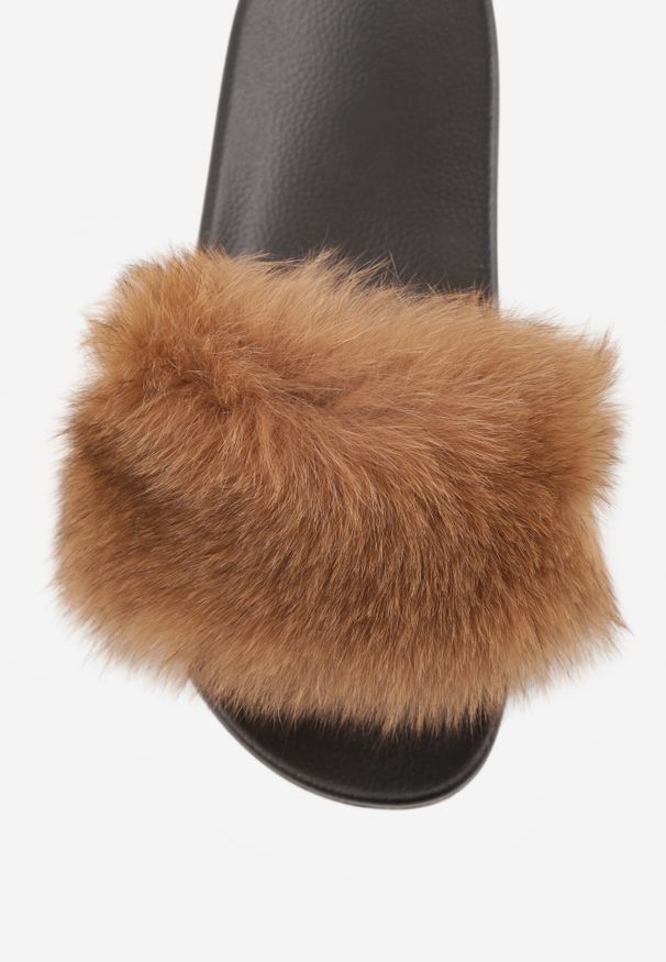 Renee - Brązowe Klapki z Futrem Turtlefeather. Okazja: do domu, na co dzień. Nosek buta: otwarty. Kolor: brązowy. Materiał: futro. Wzór: aplikacja. Styl: street, casual