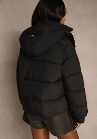 Renee - Czarna Kurtka Puffer z Pikowanymi Przeszyciami i Odpinanym Kapturem Gallerea. Okazja: na spacer, na co dzień. Kolor: czarny. Materiał: zamsz, poliester, jeans, dzianina. Styl: casual, sportowy #5