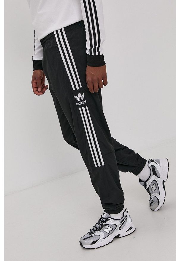 adidas Originals Spodnie H41387 męskie kolor czarny proste H41387-BLACK. Kolor: czarny. Materiał: tkanina, materiał