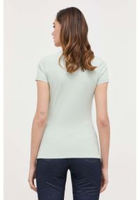 Guess t-shirt damski kolor zielony. Kolor: zielony. Materiał: bawełna. Długość rękawa: krótki rękaw. Długość: krótkie. Styl: klasyczny #5