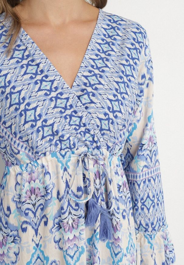 Born2be - Niebieska Sukienka w Stylu Boho z Kopertowym Dekoltem z Bawełny i Wiskozy Soderia. Okazja: na spacer, na co dzień. Typ kołnierza: dekolt kopertowy. Kolor: niebieski. Materiał: bawełna, wiskoza. Długość rękawa: długi rękaw. Typ sukienki: kopertowe. Styl: boho