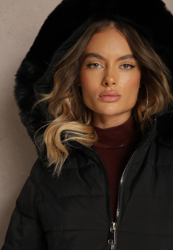 Renee - Czarna Pikowana Kurtka Mocno Ocieplana z Odpinanym Kapturem z Futrzanym Wykończeniem Nealith. Okazja: na co dzień. Kolor: czarny. Materiał: futro. Styl: casual, elegancki