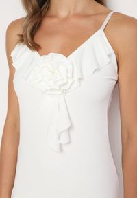 Born2be - Biała Koktajlowa Dopasowana Sukienka z Broszką Kwiatkiem Vikanna. Typ kołnierza: kołnierz z falbankami, dekolt w kształcie V. Kolor: biały. Długość rękawa: na ramiączkach. Wzór: kwiaty. Typ sukienki: dopasowane. Styl: wizytowy #7