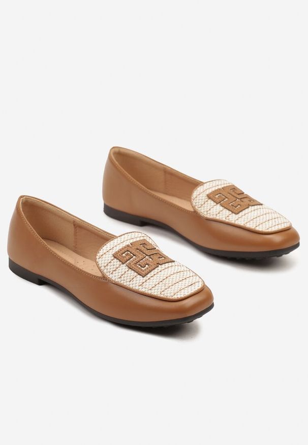 Renee - Brązowe Mokasyny z Tweedowymi Wstawkami i Geometryczną Aplikacją Teliviela. Kolor: brązowy. Materiał: jeans. Wzór: aplikacja, geometria. Obcas: na obcasie. Styl: klasyczny, elegancki. Wysokość obcasa: niski