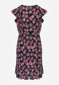 Renee - Granatowa Sukienka z Wiskozy Philameia. Okazja: na co dzień. Typ kołnierza: kołnierz z falbankami. Kolor: niebieski. Materiał: wiskoza. Wzór: kwiaty, aplikacja. Sezon: lato. Styl: casual. Długość: mini #4