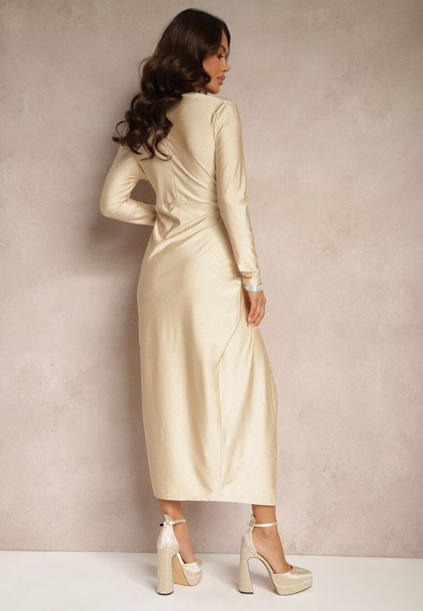 Renee - Beżowa Sukienka z Kopertowym Dekoltem Ozdobiona Cyrkoniami Cealora. Okazja: na co dzień. Kolor: beżowy. Długość rękawa: długi rękaw. Wzór: aplikacja. Typ sukienki: kopertowe. Styl: casual, elegancki