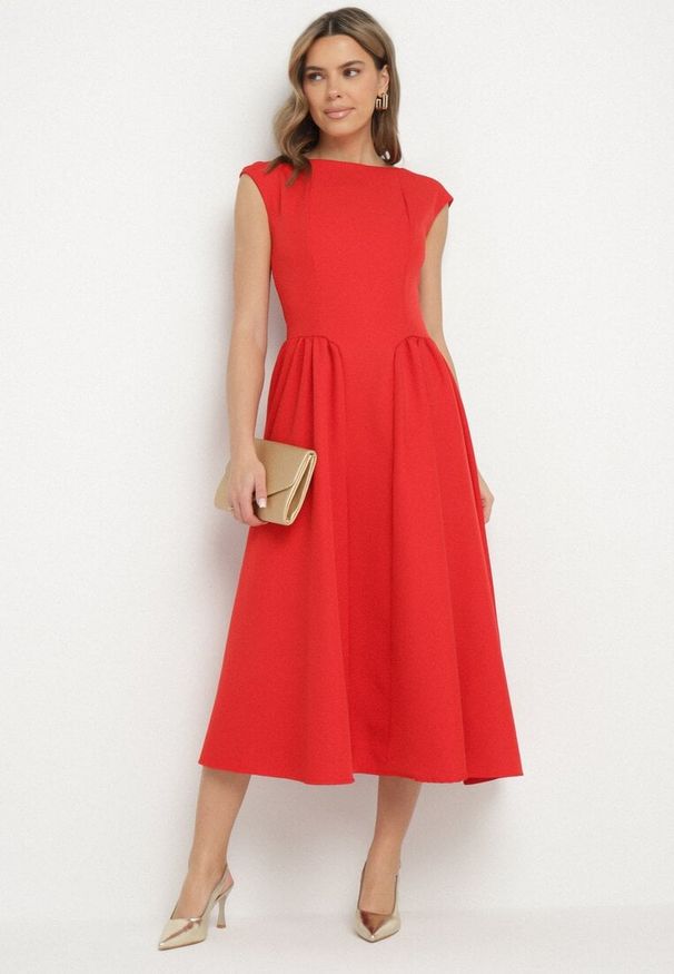 Born2be - Czerwona Sukienka o Rozkloszowanym Kroju z Wiązaniem i Dekoltem w Łódkę Aladriela. Okazja: na co dzień. Typ kołnierza: dekolt w łódkę. Kolor: czerwony. Długość rękawa: krótki rękaw. Sezon: wiosna, lato. Styl: casual, klasyczny