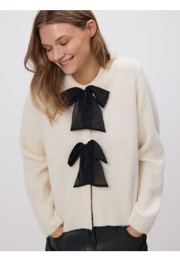 Reserved - Kardigan z kokardkami - kremowy. Typ kołnierza: kokarda. Kolor: kremowy. Materiał: dzianina