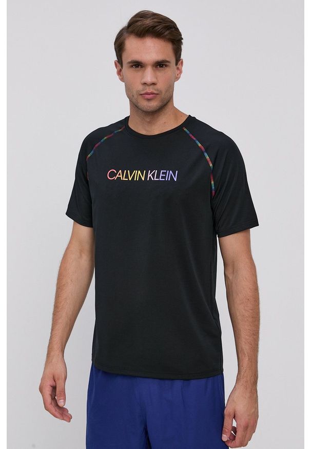 Calvin Klein Performance - T-shirt. Okazja: na co dzień. Kolor: czarny. Wzór: nadruk. Styl: casual