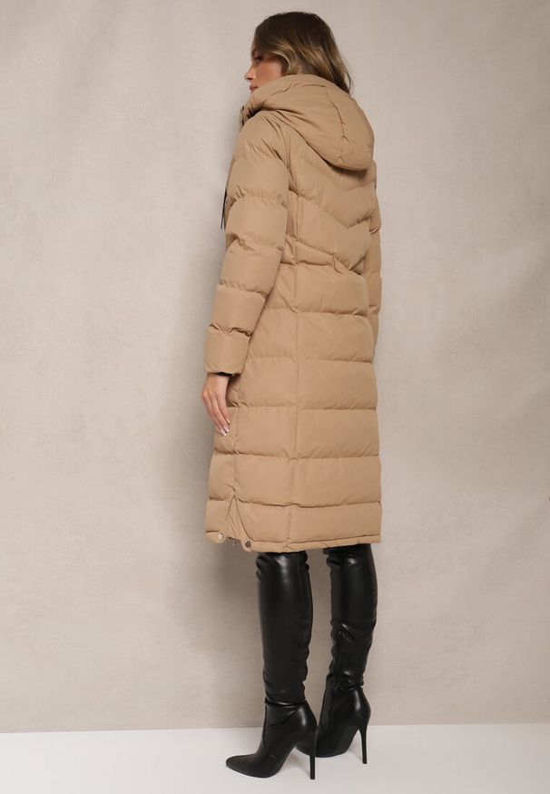 Renee - Beżowa Kurtka z Kapturem i Pikowanymi Przeszyciami Zdobiona Szerokimi Taśmami Etterisa. Okazja: na co dzień. Typ kołnierza: kaptur. Kolor: beżowy. Materiał: jeans. Wzór: aplikacja. Styl: casual