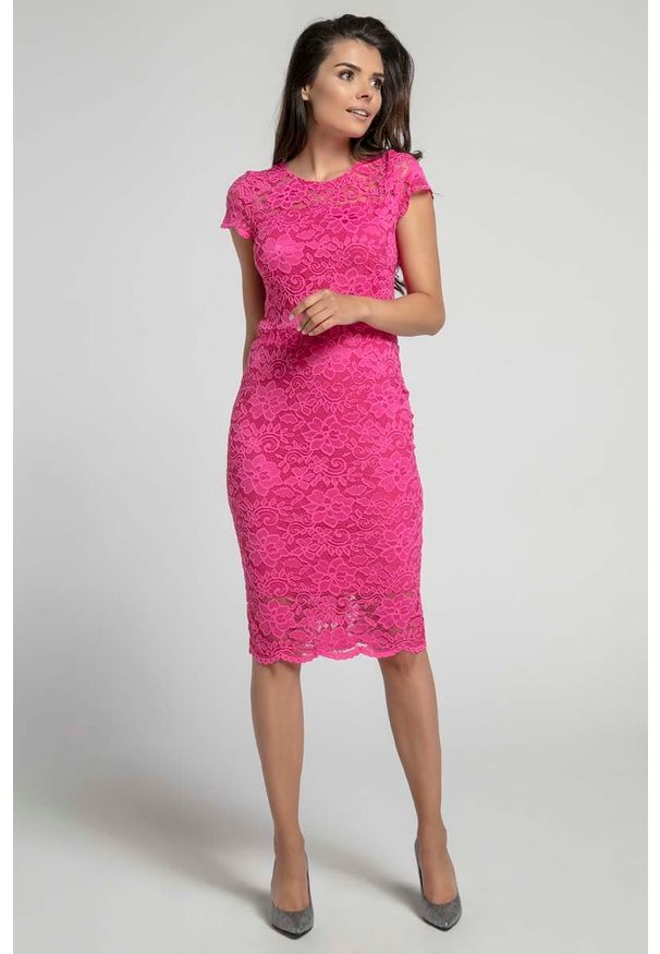 Nommo - Różowa Koronkowa Ołówkowa Sukienka Midi z Dekoltem V na Plecach. Kolor: różowy. Materiał: koronka. Typ sukienki: ołówkowe. Długość: midi