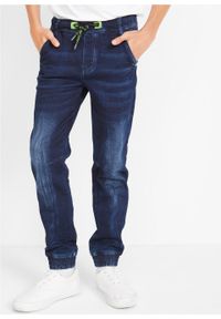 Dżinsy dresowe chłopięce z elastycznym paskiem, Slim Fit bonprix ciemnoniebieski "stone". Kolor: niebieski. Wzór: napisy #6