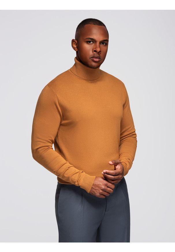 Ombre Clothing - Dzianinowy męski jednokolorowy golf z wiskozą – camel V8 - Rozmiar: XXL. Okazja: na co dzień. Typ kołnierza: golf. Materiał: wiskoza, dzianina. Wzór: aplikacja, gładki, jednolity. Styl: klasyczny, casual