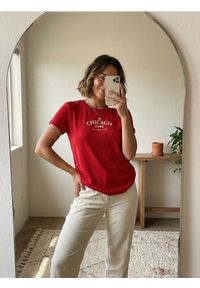 Sinsay - Prążkowana koszulka z napisem - czerwony. Kolor: czerwony. Materiał: prążkowany. Wzór: napisy #1