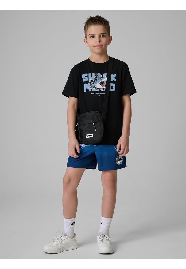 4f - 4F T-shirt regular z nadrukiem chłopięcy - czarny 128 (7-8 lat). Okazja: na co dzień. Kolor: czarny. Materiał: bawełna, dzianina. Wzór: nadruk. Sezon: lato. Styl: casual
