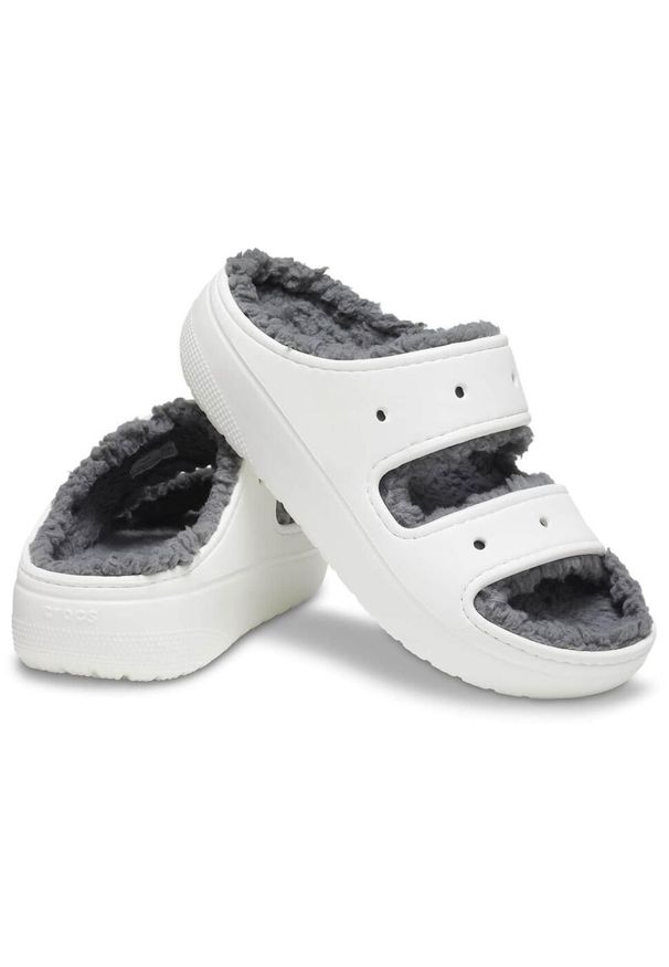 Crocs Classic Cozzzy Sandal. Kolor: biały. Materiał: futro. Wzór: paski
