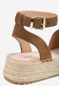 Renee - Ciemnozielone Sandały VICES z Imitacji Zamszu na Niskim Plecionym Koturnie Anameda. Okazja: na co dzień. Zapięcie: pasek. Kolor: zielony. Materiał: zamsz. Wzór: haft. Obcas: na koturnie. Styl: casual #8