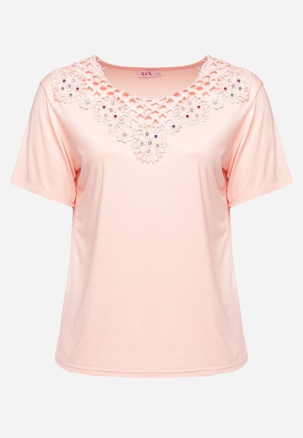 Born2be - Jasnoróżowa Bluzka z Krótkim Rękawem z Koronką Przy Dekolcie i Ozdobnymi Cyrkoniami Rissamara. Okazja: na co dzień. Kolekcja: plus size. Kolor: różowy. Materiał: koronka. Długość rękawa: krótki rękaw. Długość: krótkie. Wzór: koronka. Styl: elegancki, casual