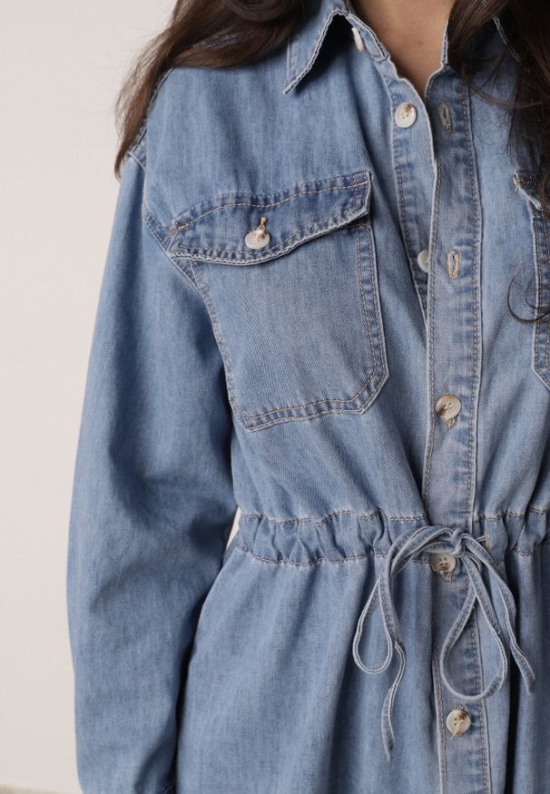 Born2be - Niebieska Koszulowa Sukienka Jeansowa z Marszczeniem i Guzikami Dorinatta. Okazja: na co dzień. Kolor: niebieski. Materiał: jeans. Wzór: ażurowy. Typ sukienki: koszulowe. Styl: casual, elegancki