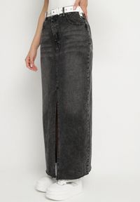 Born2be - Czarna Ołówkowa Spódnica Jeansowa z Rozcięciem z Przodu Limirea. Okazja: na co dzień. Kolor: czarny. Materiał: jeans. Styl: casual