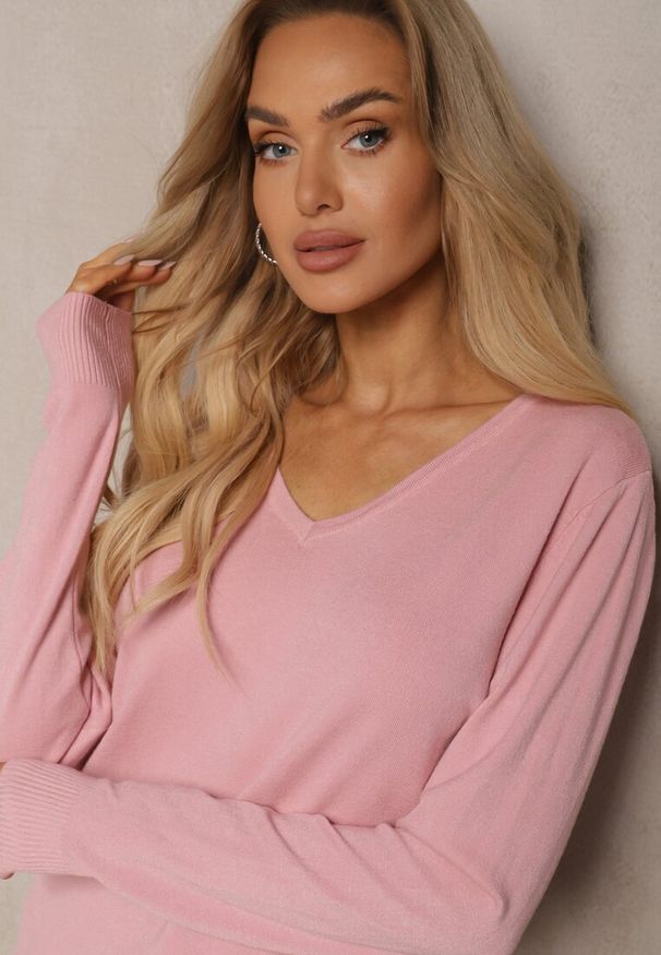 Renee - Różowy Minimalistyczny Sweter z Dekoltem w Kształcie Litery V Sinnovae. Okazja: na co dzień. Typ kołnierza: dekolt w kształcie V. Kolor: różowy. Materiał: jeans. Styl: casual, elegancki