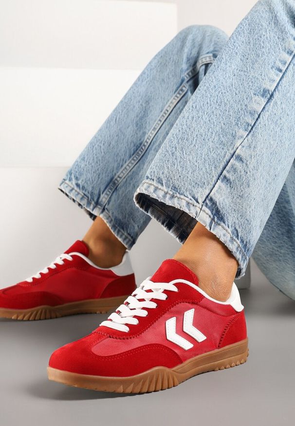 Renee - Czerwone Sneakersy Typu Kultowe Tenisówki Zdobione Przeszyciami Naporae. Okazja: na co dzień. Kolor: czerwony. Materiał: jeans. Szerokość cholewki: normalna. Wzór: aplikacja. Obcas: na płaskiej podeszwie