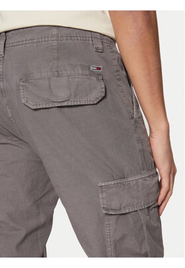 Tommy Jeans Joggery Ryan DM0DM20284 Szary Regular Fit. Kolor: szary. Materiał: bawełna
