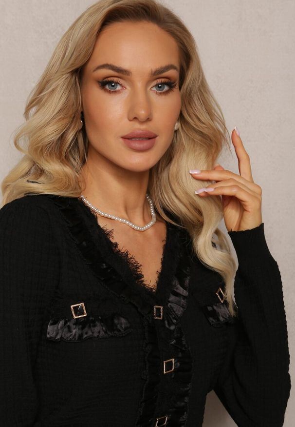 Renee - Czarna Bluzka Kardigan z Fakturowanej Dzianiny z Falbankami i Guzikami Balioppa. Okazja: na co dzień. Typ kołnierza: kołnierz z falbankami. Kolor: czarny. Materiał: dzianina. Styl: casual, elegancki
