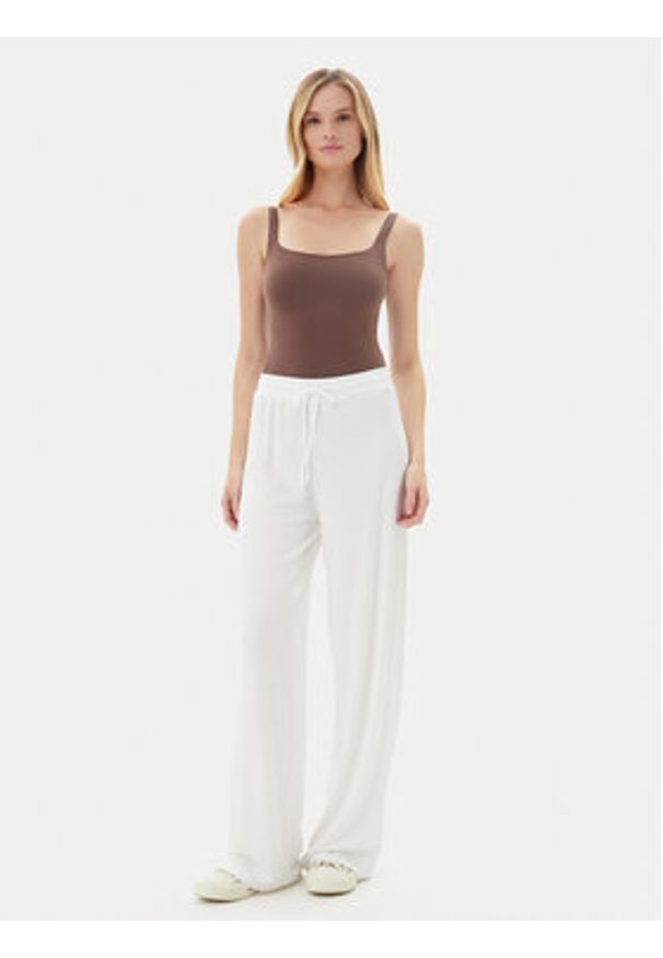 Guess Body O4BM16 KCDE0 Brązowy Slim Fit. Kolor: brązowy. Materiał: syntetyk