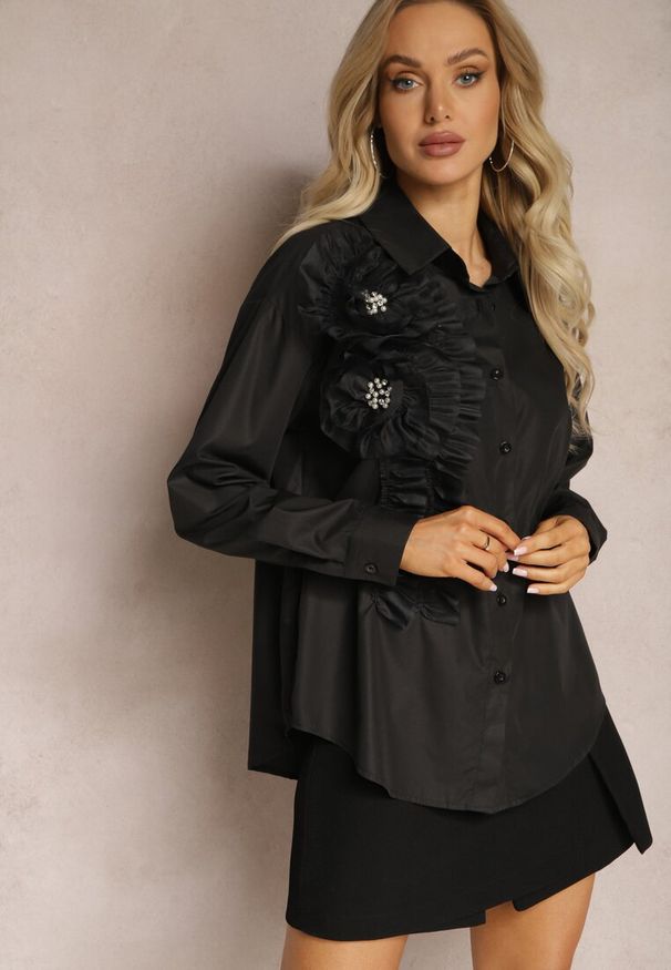 Renee - Czarna Koszula z Aplikacjami w Kształcie Kwiatów z Cyrkoniami i Falbanką Loralei. Kolor: czarny. Wzór: aplikacja, kwiaty