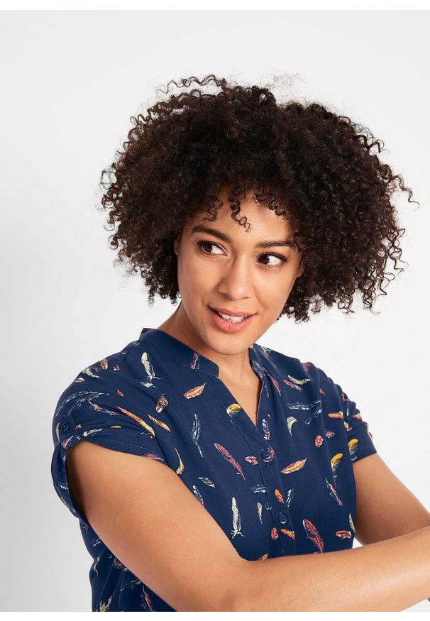 bonprix - Bluzka z krótkim rękawem z lejącej wiskozy. Typ kołnierza: kołnierzyk stójkowy, dekolt w serek. Kolor: niebieski. Materiał: wiskoza. Długość rękawa: krótki rękaw. Długość: krótkie