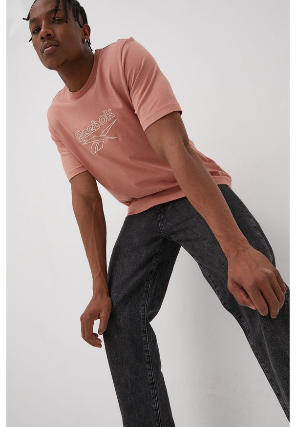Reebok Classic T-shirt bawełniany kolor pomarańczowy z aplikacją. Okazja: na co dzień. Kolor: pomarańczowy. Materiał: bawełna. Wzór: aplikacja. Styl: casual