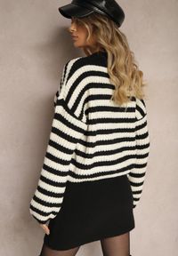 Renee - Biało-Czarny Casualowy Sweter z Bawełną Ozdobiony Paskami Zinaja. Okazja: na co dzień. Kolor: biały. Materiał: bawełna. Wzór: aplikacja. Styl: casual