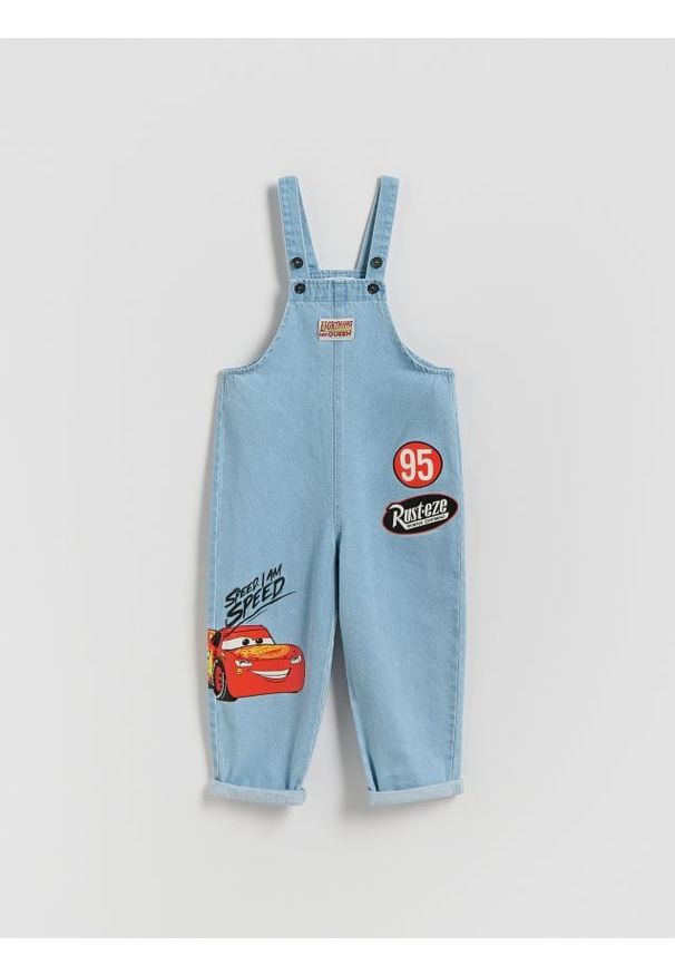 Reserved - Jeansowe ogrodniczki Auta - niebieski. Kolor: niebieski. Materiał: jeans