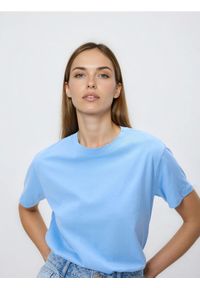 Reserved - Bawełniany t-shirt regular - jasnoniebieski. Kolor: niebieski. Materiał: bawełna