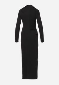 Born2be - Czarna Dopasowana Sukienka Koktajlowa z Modnym Drapowaniem i Rozcięciem Faeridae. Kolor: czarny. Styl: wizytowy #6