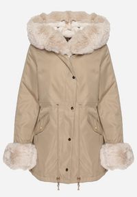 Born2be - Beżowa Kurtka Parka z Kapturem i Odpinanymi Futerkowymi Wstawkami Ściągana w Pasie Savanella. Okazja: na co dzień. Typ kołnierza: kaptur. Kolekcja: plus size. Kolor: beżowy. Materiał: jeans, dzianina. Styl: klasyczny, casual #4