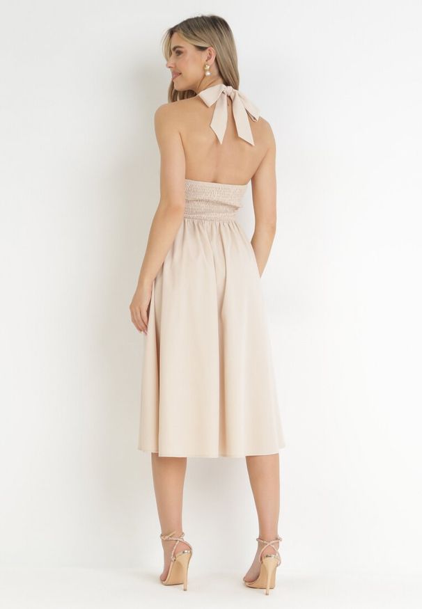 Born2be - Beżowa Rozkloszowana Sukienka z Wiązaniem na Szyi Nosalae. Kolor: beżowy. Typ sukienki: kopertowe