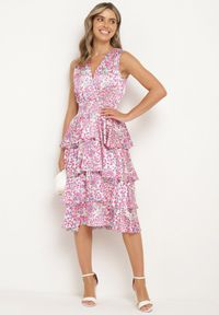 Born2be - Różowa Sukienka z Kopertowym Dekoltem i Gumką w Pasie z Falbankami Dimolia. Okazja: na co dzień. Typ kołnierza: kołnierz z falbankami. Kolor: różowy. Materiał: skóra, tkanina. Sezon: lato. Typ sukienki: kopertowe. Styl: klasyczny, casual, elegancki #6