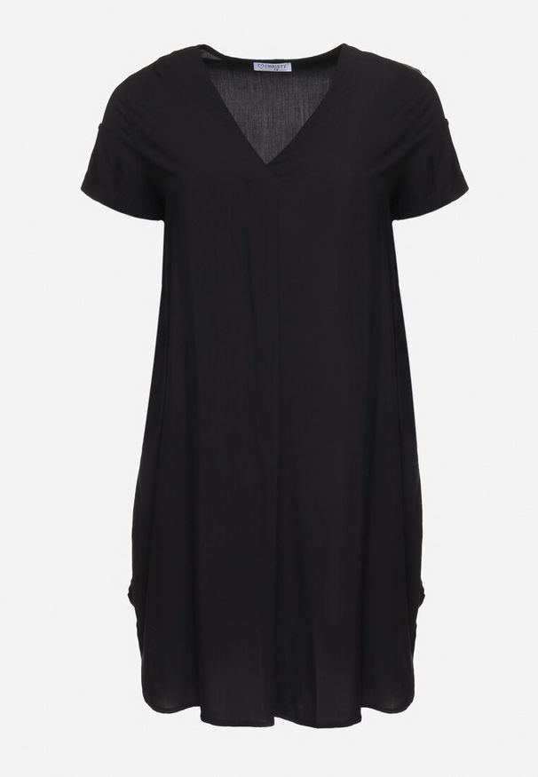 Born2be - Czarna Pudełkowa Sukienka z Nakładką przy Dekolcie z Wiskozy Moaneni. Okazja: na co dzień. Kolor: czarny. Materiał: wiskoza. Długość rękawa: krótki rękaw. Typ sukienki: proste. Styl: casual