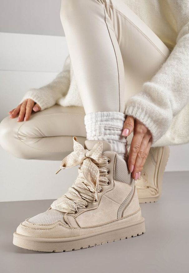 Renee - Beżowe Sneakersy Ozdobione Sznurówkami w Geometryczny Wzór Avoslia. Okazja: na co dzień. Kolor: beżowy. Materiał: jeans. Wzór: geometria, aplikacja